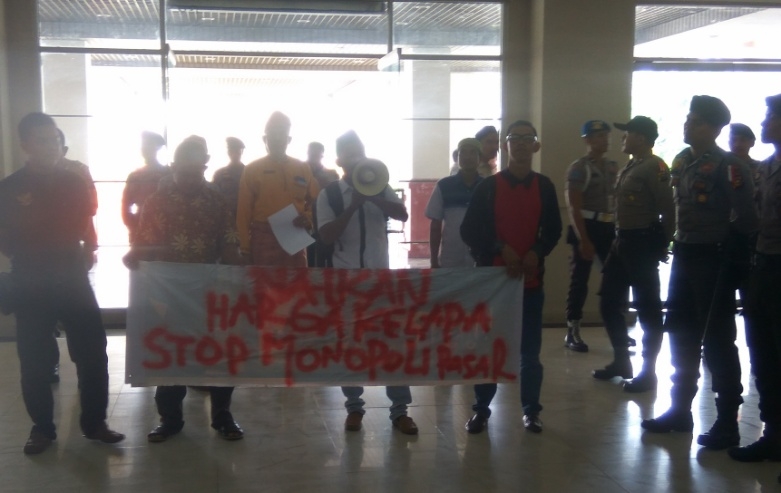 Soal Harga Kelapa, Masyarakat Sambangi Kantor DPRD Inhil