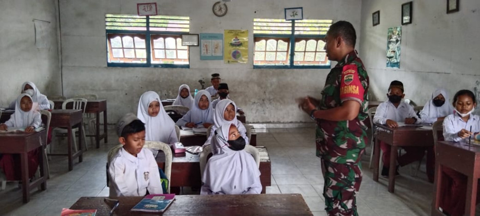 Serda Lendi Piter Sirimba Berikan Pengajaran Wasbang di SD Air Tawar
