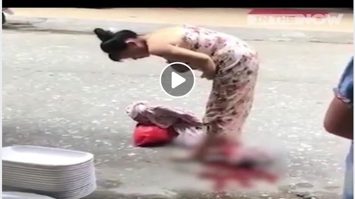 VIRAL! Warga Kaget Lihat yang Keluar dari Sela Kaki Wanita ini