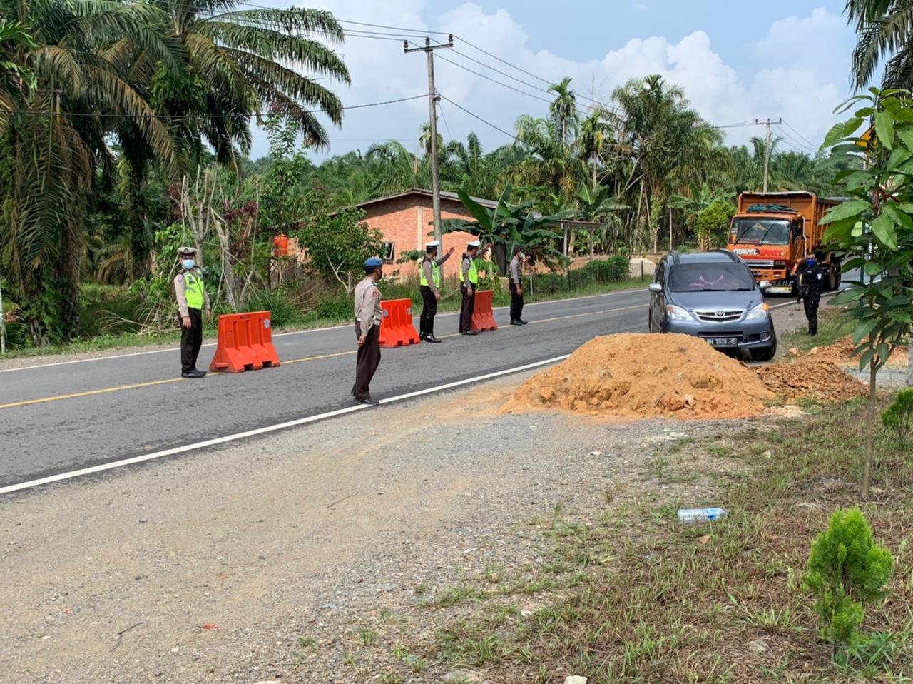 Antisipasi Mudik, Polres Inhil Sekat Jalur di Perbatasan Riau-Jambi
