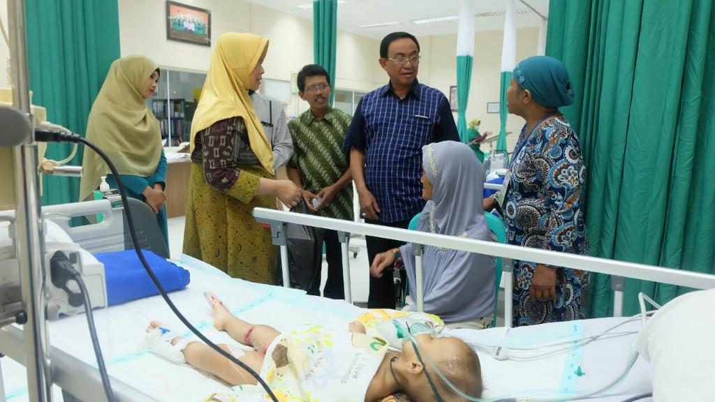 Bupati Inhil Sambangi Balita Pengidap Hepatitis Kulit