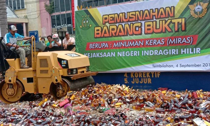 5944 Botol Miras Dimusnakan di Kantor BC Tembilahan