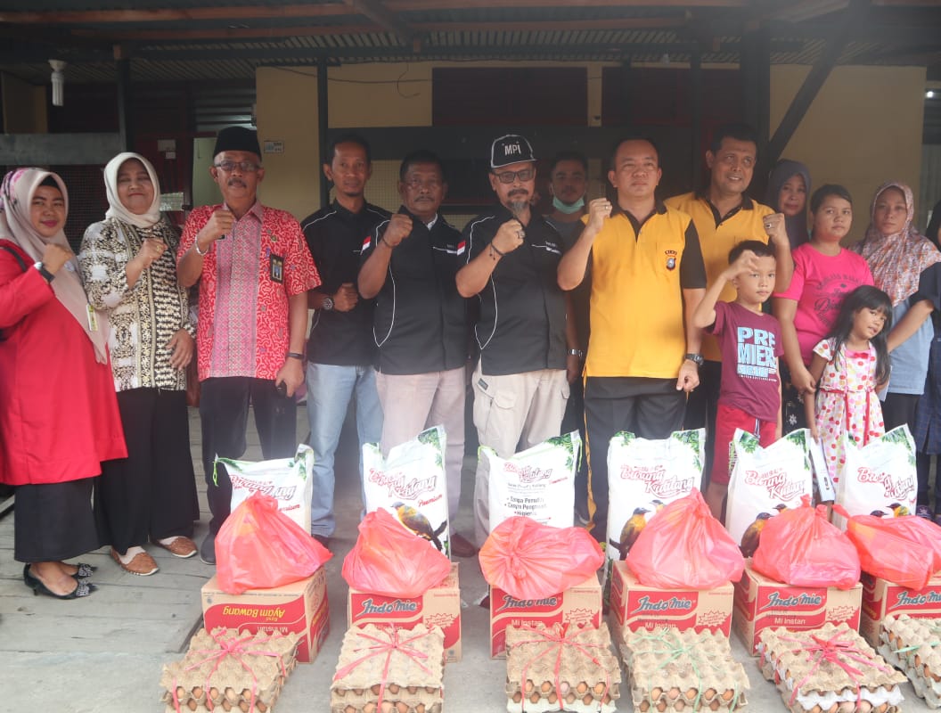 Kapolres Inhil Bersama Sekretaris Kesbangpol dan MPI Serahkan Bantuan Kepada Korban Kebakaran Aspol