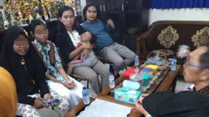 Dituduh Onar di Kelas, Siswi SMP Ditampar dan Gigit Sepatu serta Kaus Kaki