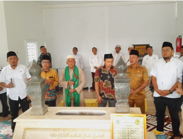 Keluarga Besar PKB Inhil Dampingi Abdul Wahid Ziarah Makam Tuan Guru Sapat