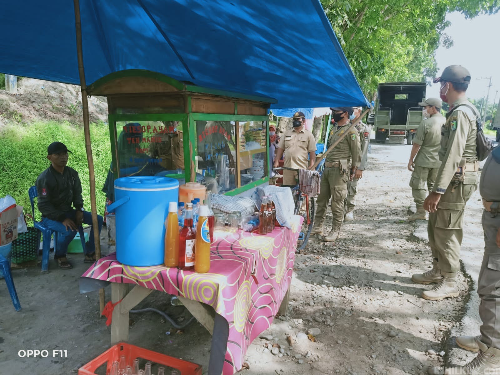 Satpol PP Sergai Imbau para Pedagang dengan Humanis 