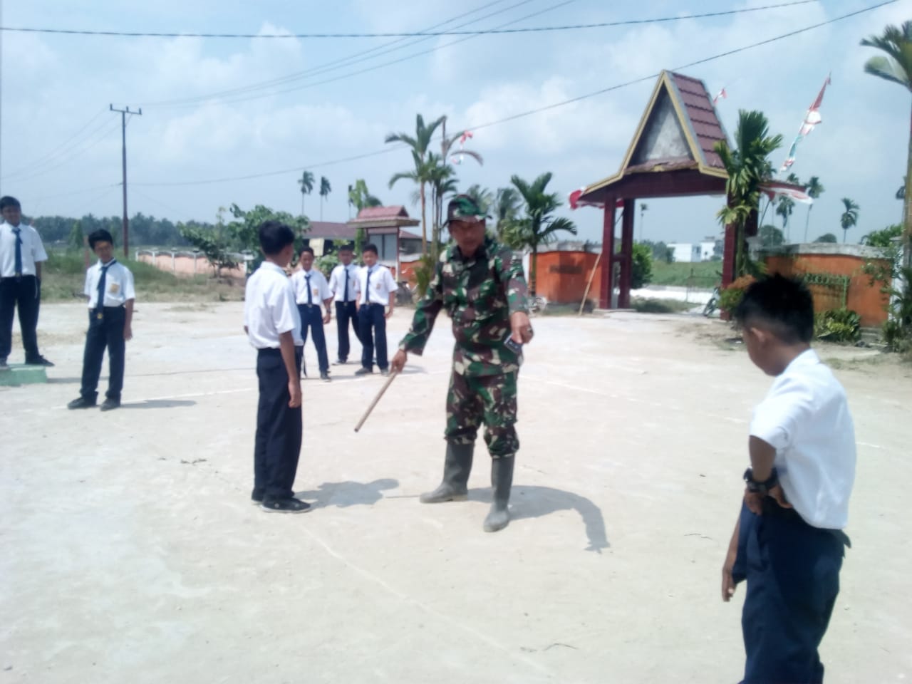 Satgas TMMD Kodim 0314/Inhil Bermain dengan Pelajar