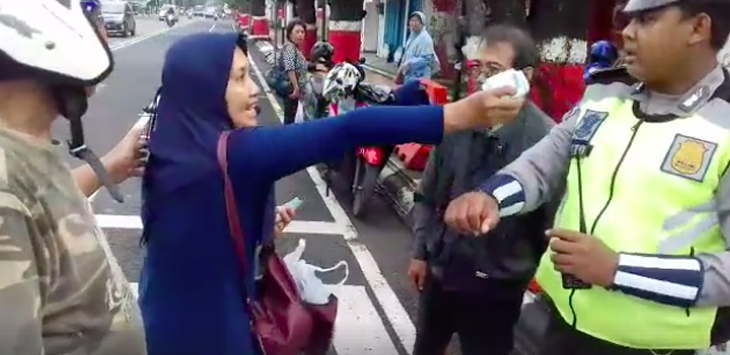 Emak-emak Sawer Pak Polisi, Tangannya juga Digigit sampai Berdarah