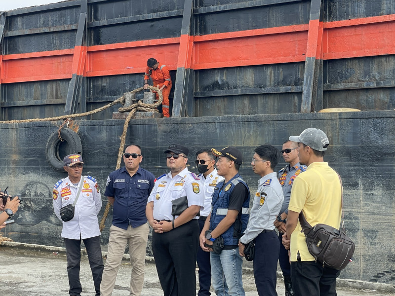 Dishub Inhil Sukses Gelar Uji Coba Sandar Kapal Tongkang Kapasitas 60 Kontainer di Pelabuhan Parit 21 Tembilahan
