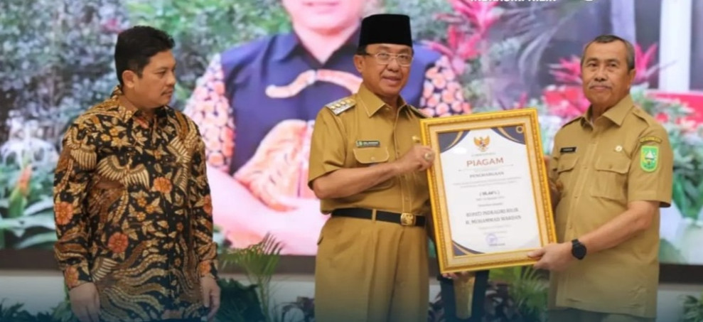 Bupati Wardan Terima Penghargaan Jaminan Kesehatan Semesta UHC 2023
