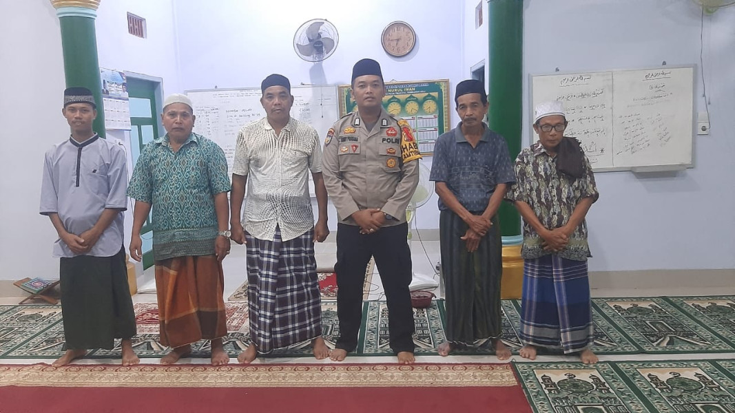 Bhabinkamtibmas Polsek Tembilahan Hulu Sampaikan Cooling System Usai Sholat Berjamaah