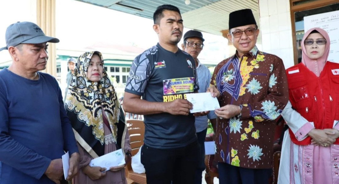 Bupati Inhil Serahkan Bantuan untuk Korban Kebakaran di Tembilahan