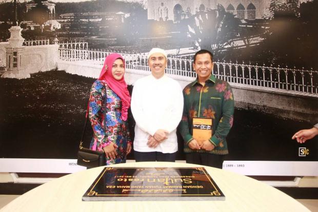Pemilik Resto Sultan Pekanbaru Terima Hadiah Berupa Buku Dari H Syamsuar