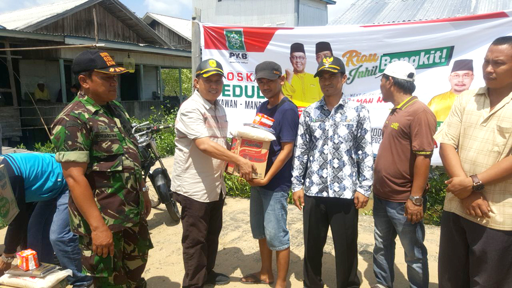PKB Inhil Serahkan 65 Paket Bantuan Untuk Korban Kebakaran Desa Bekawan