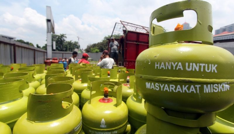 Di Pangkalan Gas Bersubsidi Hilang, di Warung Banyak
