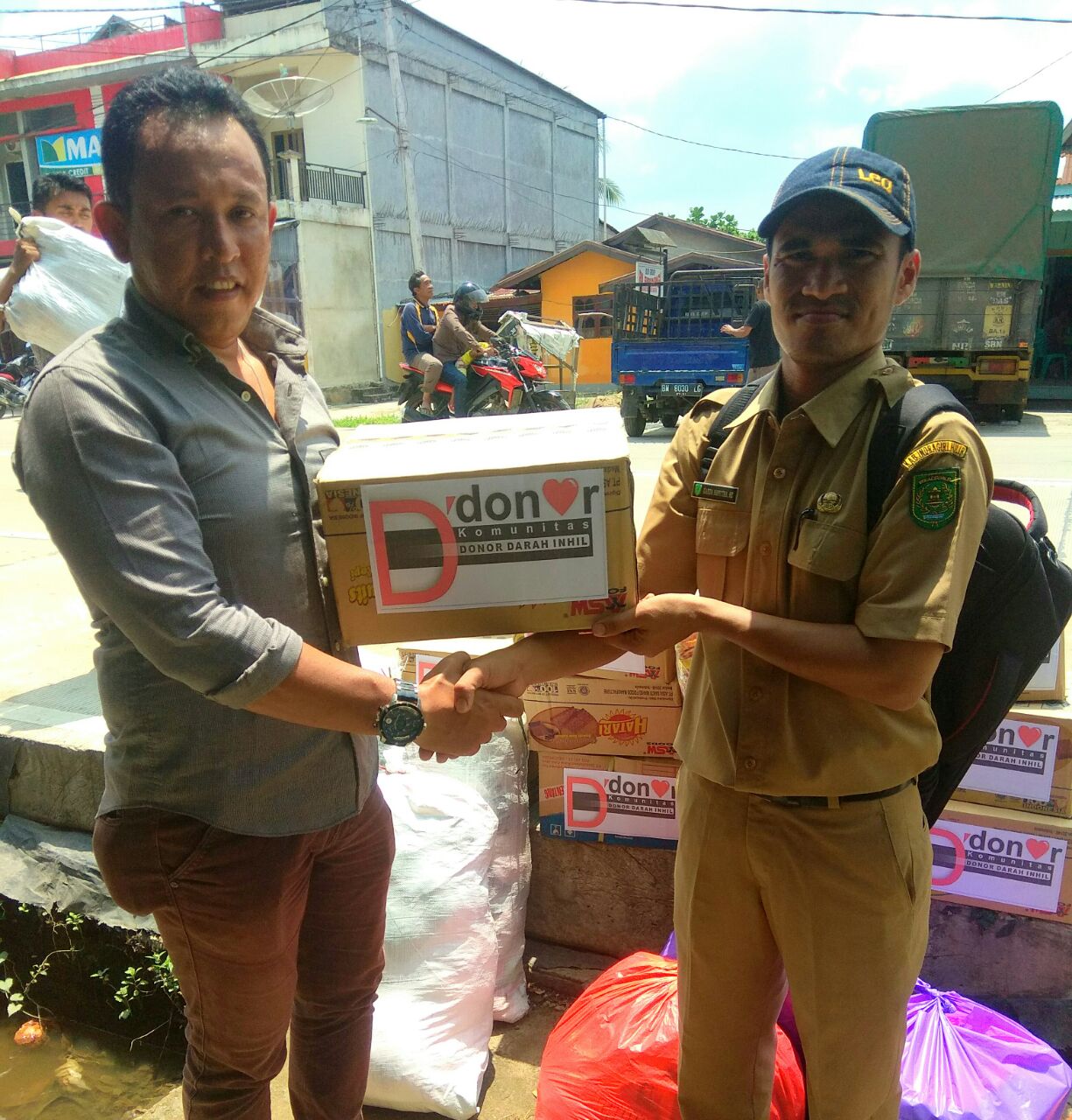 KDDI Inhil Serahkan Bantuan untuk Korban Kebakaran