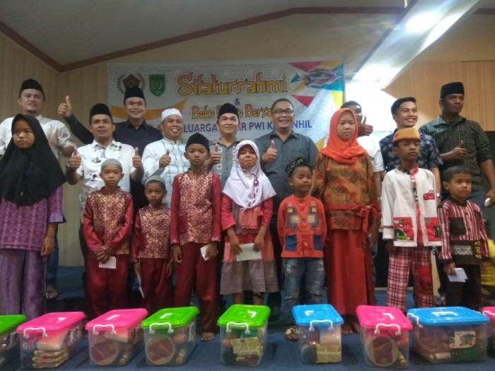 Selain Buka Puasa Bersama, PWI Inhil Juga Santuni Anak Yatim Piatu