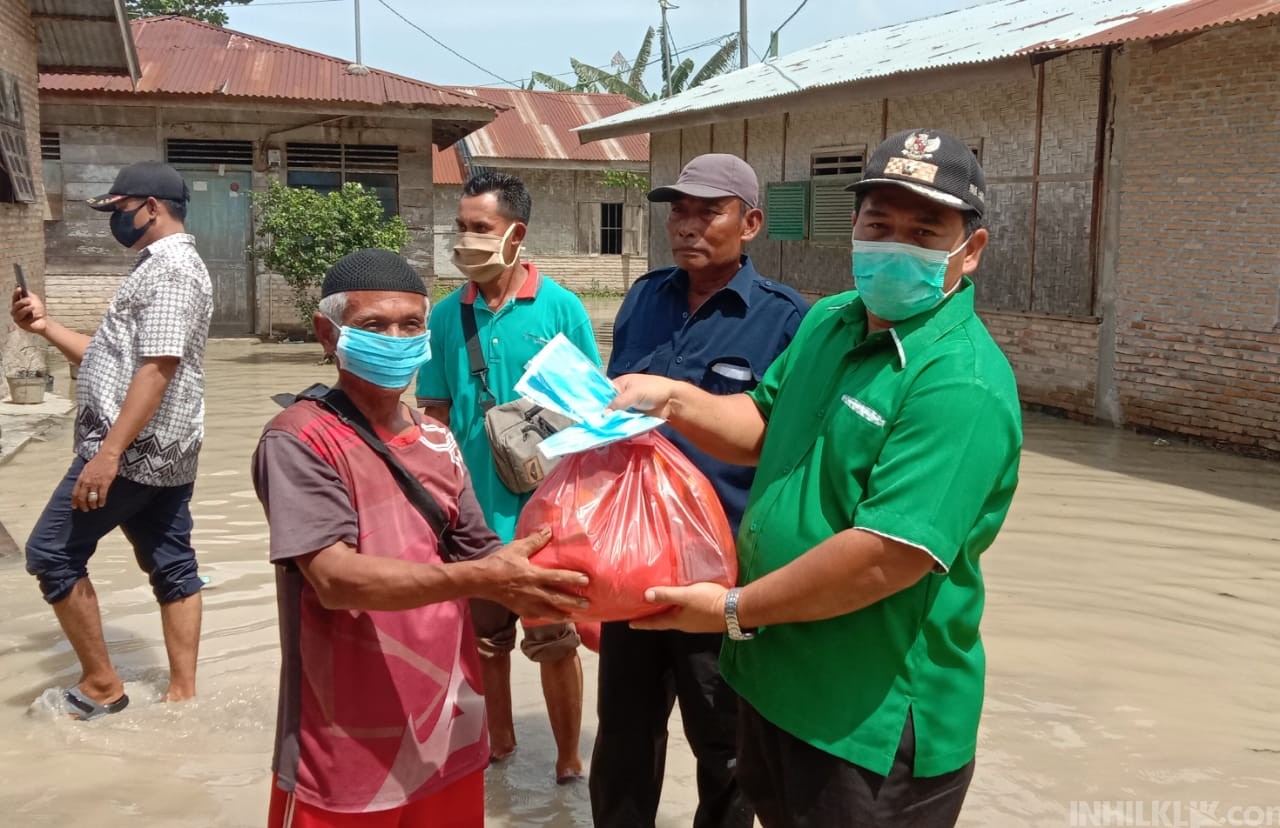 Kades Paya Lombang Tinjau dan Berikan Bantuan Korban Banjir