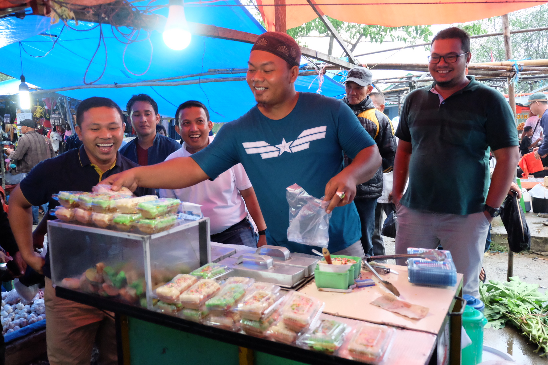 Cabup Inhil Abdul Wahid Belusukan ke Pasar, Pedagang: Ini Baru Mantap Muda dan Energik