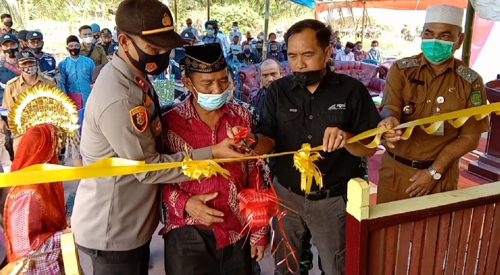 Ketua DPRD Inhil dan Kapolsek GAS Resmikan Rumah Layak Huni Untuk Guru Ngaji