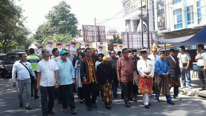 PILKADA RIAU: Diantarkan Masyarakat, HM Harris Daftar PDI Perjuangan