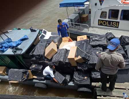 Sedang Bongkar Muat 300 Dus Rokok Ilegal, Pelaku Kabur Saat Akan Diamankan