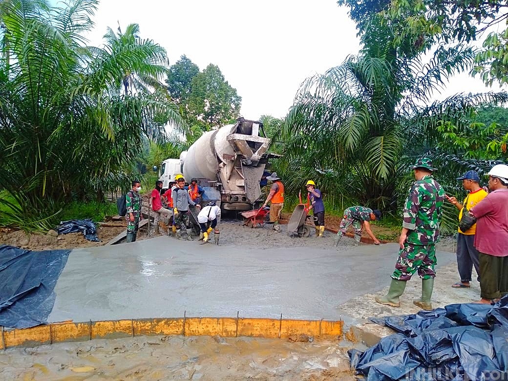 Kejar Tayang, Satgas TMMD Ke-111 Kodim 0204/DS Terus Pacu Pembangunan Jalan Cor Beton