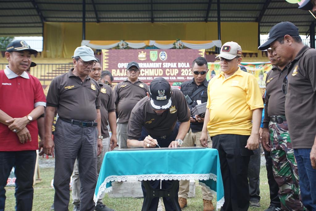 Bupati Inhil Resmikan Stadion Sekaligus Buka Turnamen Sepak Bola Raja Machmud Cup 2022