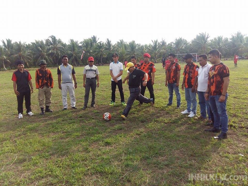 Diikuti 48 Club, Camat Gaung Buka Tuernamen Sepak Bola Desa Lahang Baru