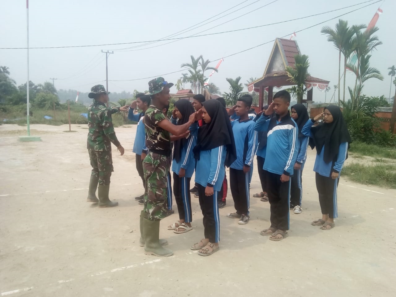Satgas TMMD ke-106 Kodim 0314/Inhil Latih PBB, Siswa SMPN 3 Reteh Termotivasi Jadi TNI