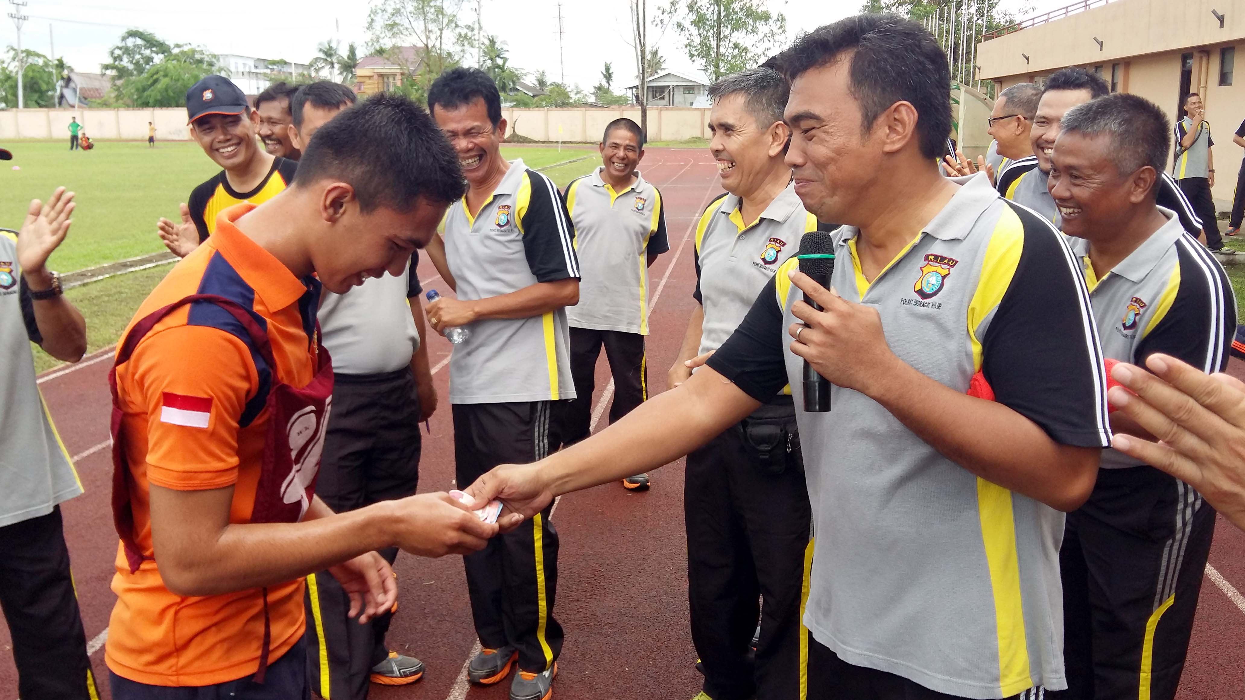 Mampu Lari Tujuh Keliling, Bripda M. Fadli D.S Terima Hadiah Senilai Rp 2 Juta Dari Kapolres Inhil