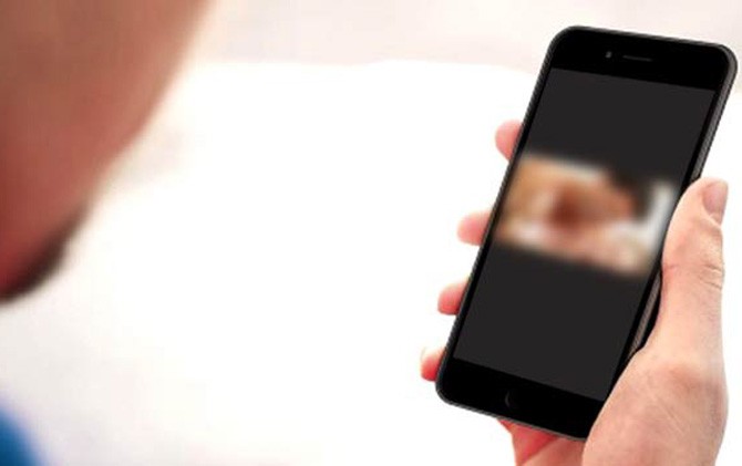 Memalukan! Guru Ini Tidak Sengaja Putar Video Porno di Kelas