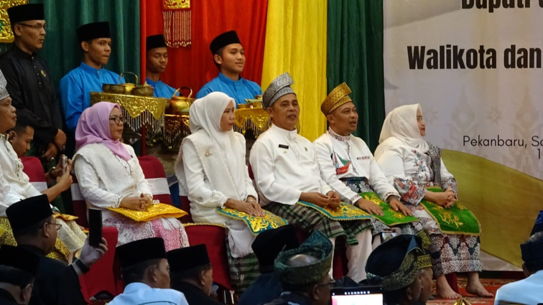 Bupati Inhil H.Herman dan Wakil Bupati Yuliantini bersama Gubernur dan Bupati/Walikota Se-Riau Jalani Prosesi Tepuk Tepung Tawar