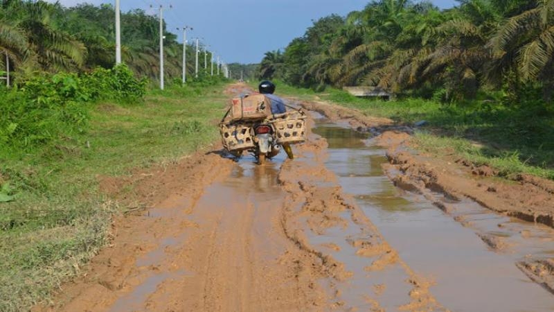 Jalan di Wilayah Kecamatan Kemuning Berlumpur Bak Arena Cross