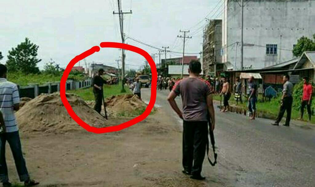 [VIDEO] Heboh! Penangkapan Pria Diduga Stres Mengamuk di Tembilahan