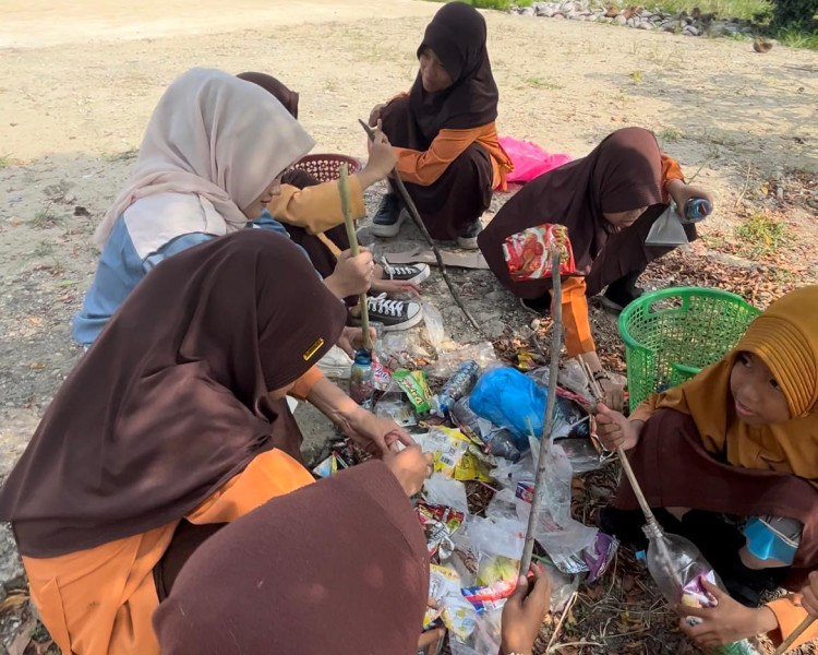 Edukasi Soal Sampah Pelastik, Mahasiswa Kukerta UNRI Laksanakan Kegiatan Ecobrick