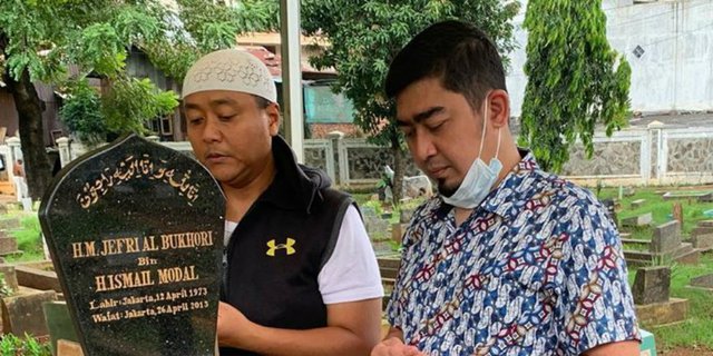 Ustaz Solmed Ziarah Makam Uje, Kondisi Makam Jadi Sorotan