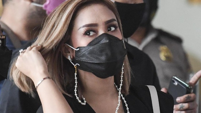 Dihujat Makan Duit Bansos Pandemi Corona, Cita Citata Menangis