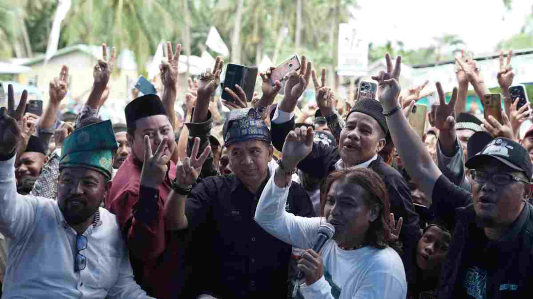 Pelabuhan Rotan Semelur Penuh Sesak, Warga Antusias Sambut Kedatangan Bang Ferry