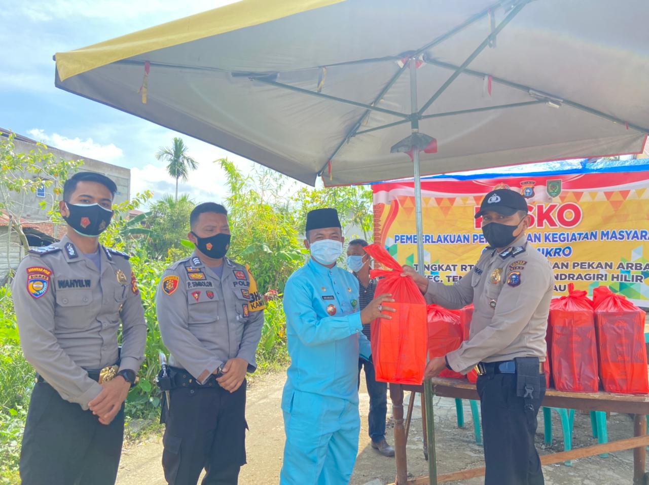 Polres Inhil Bagikan Nasi Kotak Kepada Isoman Melalui Posko PPKM