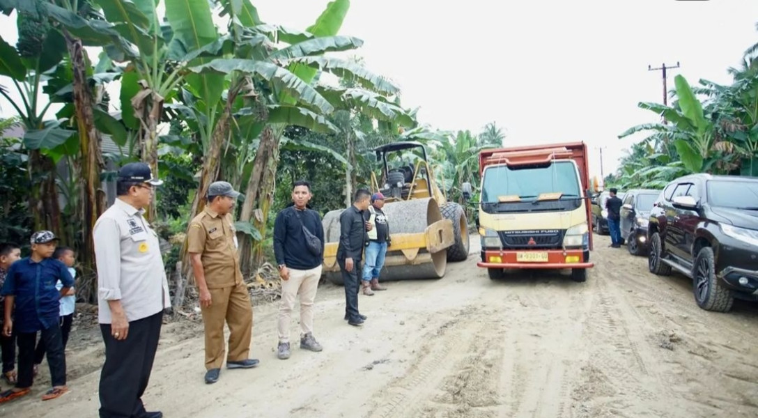 Bupati Inhil Tinjau Pemeliharaan Rutin Jalan Lintas Utara Sungai Gergaji