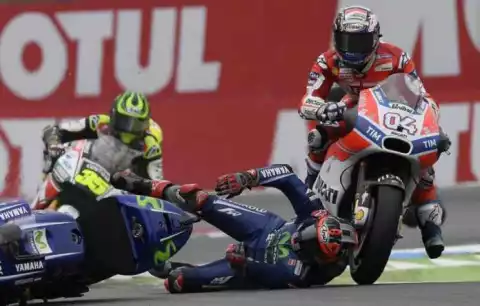 Nyaris Saja! Kepala Vinales Dilindas Motor Dovizioso