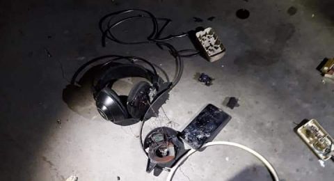 Hati-hati. Ngecas Sambil Main HP Pakai Headset, Pria ini Tersambar Petir di Kamar