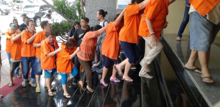 Ingat Umur! Main Judi, Puluhan Kakek-Nenek Digelandang Polisi