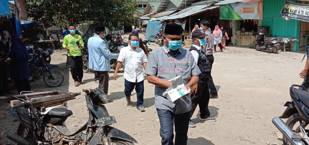 Ketua DPC PDIP Darma Wijaya dan Ketua BKPRMI Sergai Lakukan Penyemprotan Disinfektan