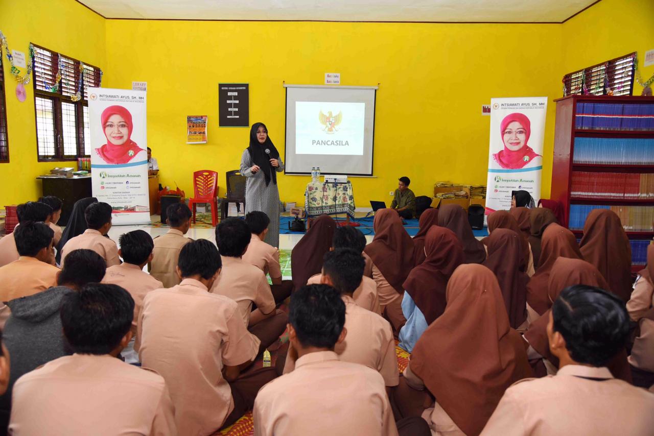 Intsiawati Ayus Sosialisasi Empat Pilar Kepada Siswa SMKN 1 Kuantan Mudik