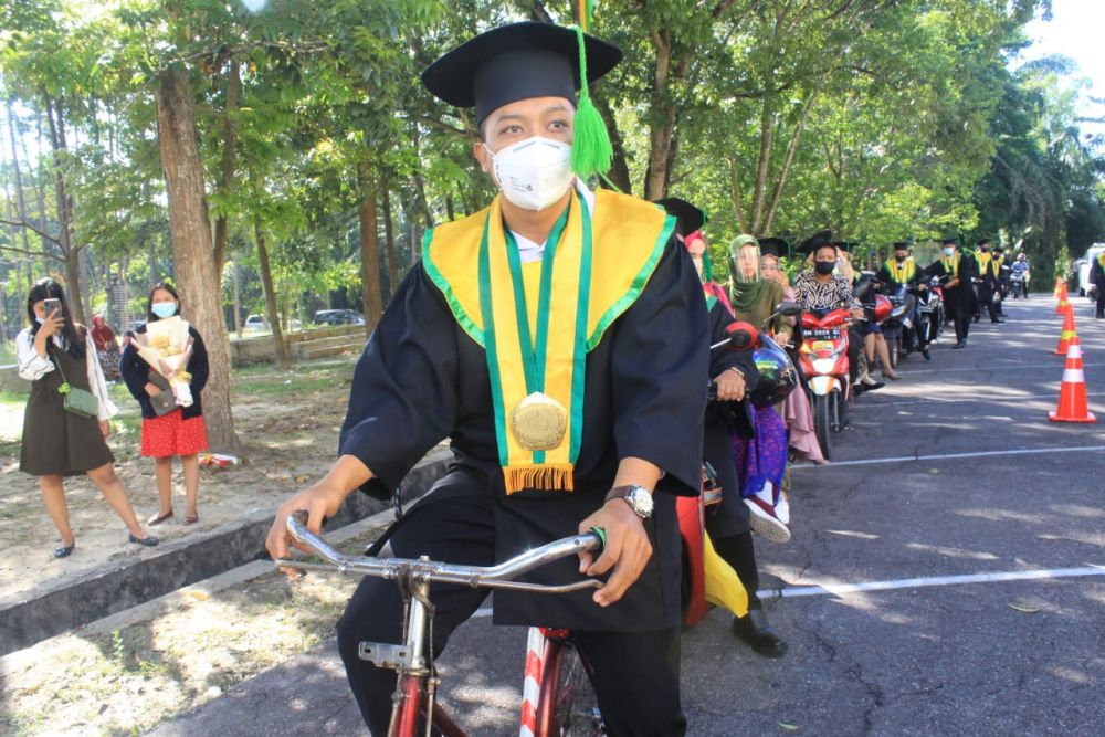 Datang Ke Wisuda Naik Sepeda, Mahasiswa Universitas Lancang Kuning ini Raih Predikat Dengan Pujian