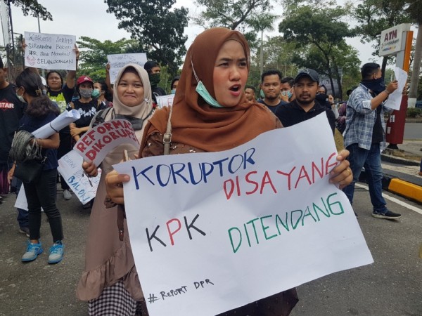 Tiga Gubernur Riau Korupsi, yang Menangkap KPK!