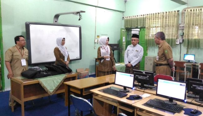 Gubri Tinjau Kesiapan UN, Ajak Siswa Bersikap Jujur