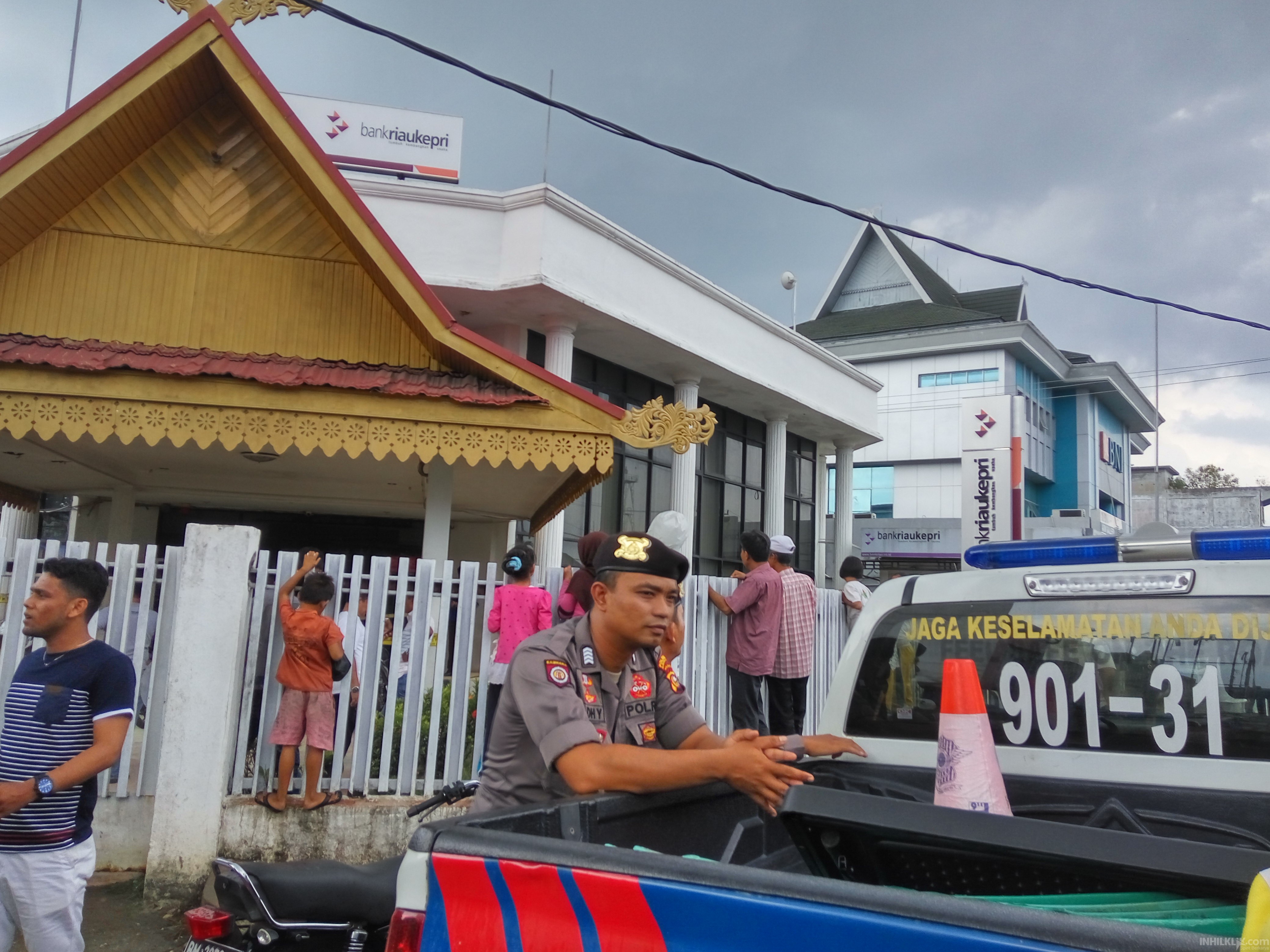 Polisi Lakukan Olah TKP Insiden Bom Molotov di BRK dan BNI Tembilahan